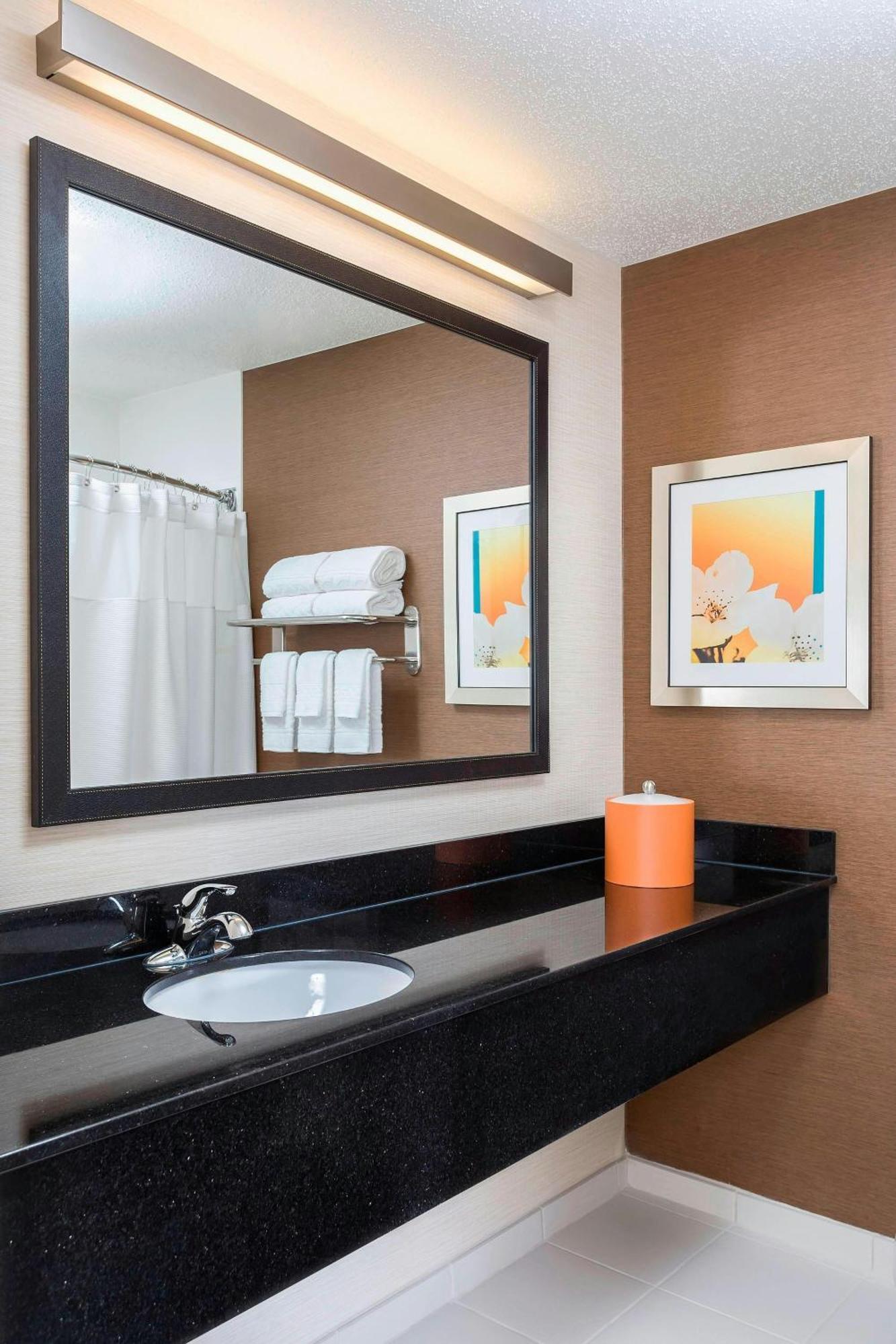 Fairfield Inn & Suites Dallas Park Central Екстериор снимка